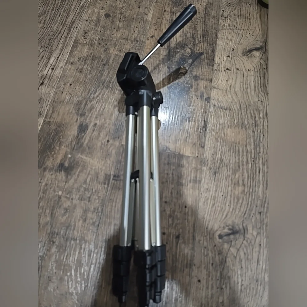 Merkury expandable tripod